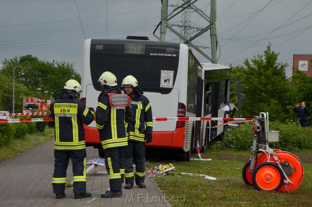 Schwerer Bus Unfall Koeln Porz Gremberghoven Neuenhofstr P061.JPG - Miklos Laubert